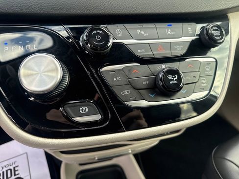 Used 2023 Chrysler Pacifica Touring-L FWD image 21