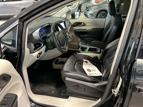 Used 2023 Chrysler Pacifica Touring-L FWD image 11