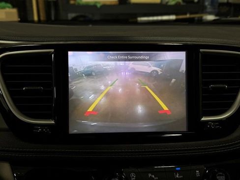 Used 2022 Chrysler Pacifica Touring-L image 39