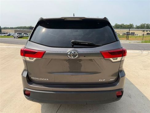 Used 2018 Toyota Highlander XLE AWD/4WD image 6