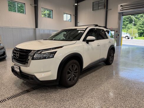 Used 2022 Nissan Pathfinder SV AWD/4WD image 1