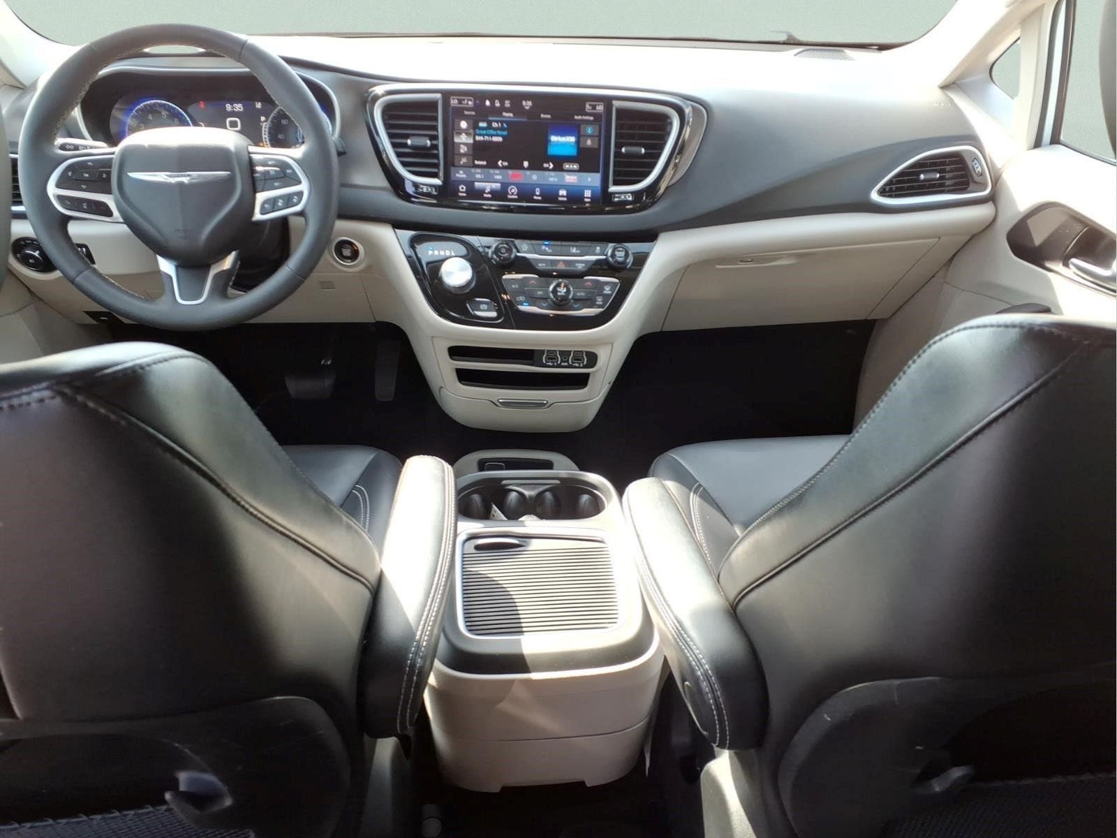Used 2023 Chrysler Pacifica Touring-L FWD image 7