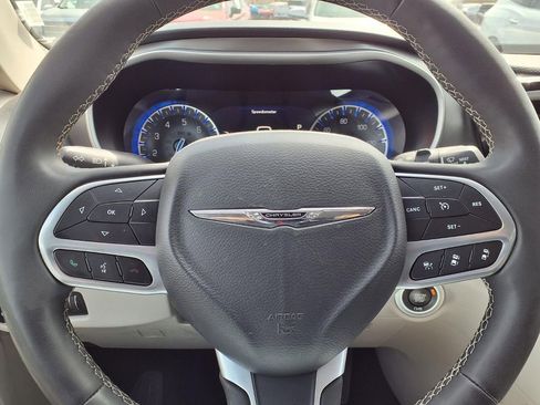 Used 2023 Chrysler Pacifica Touring-L image 21