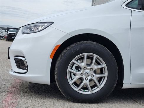 New 2025 Chrysler Pacifica Select image 5