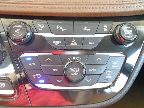 Used 2017 Chrysler Pacifica Limited w/ UConnect Theater Package FWD image 29