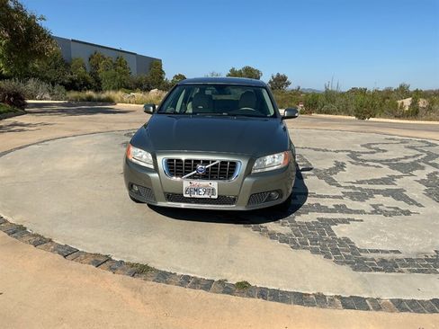 Used 2008 Volvo V70 FWD image 2