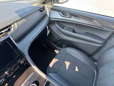 New 2025 Jeep Grand Cherokee L Altitude image 36