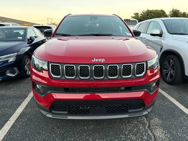 Used 2024 Jeep Compass Latitude AWD/4WD image 2