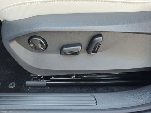 New 2026 Volkswagen Taos SE FWD image 28