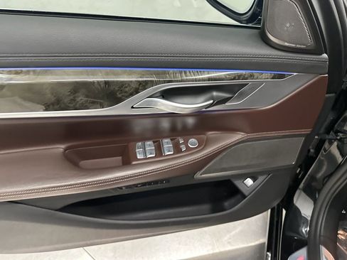 Used 2022 BMW 750i xDrive image 12