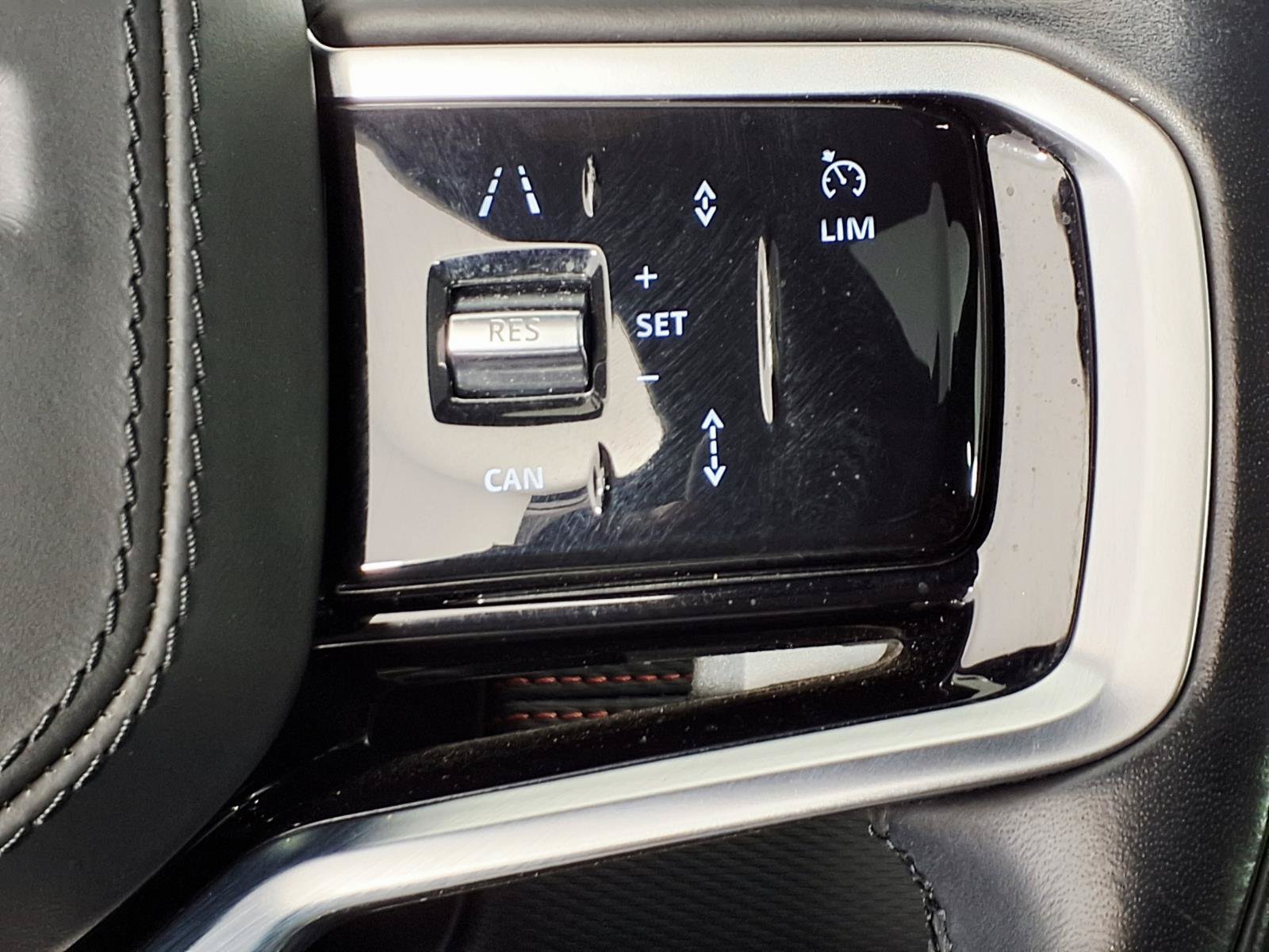 Used 2023 Land Rover Discovery Sport SE R-Dynamic AWD/4WD image 18