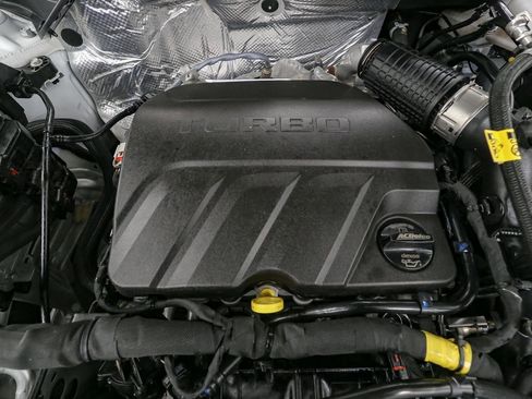 Used 2025 Chevrolet Trax RS FWD image 15