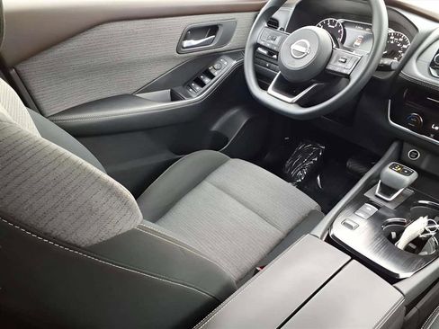 Used 2023 Nissan Rogue SV image 9