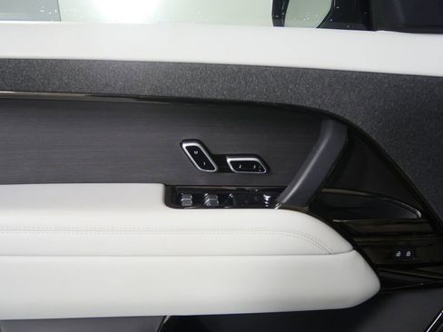 Used 2023 Land Rover Range Rover Sport SE image 9