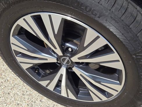 Used 2023 Nissan Rogue SV image 13