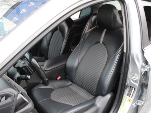 Used 2020 Toyota Camry SE image 12