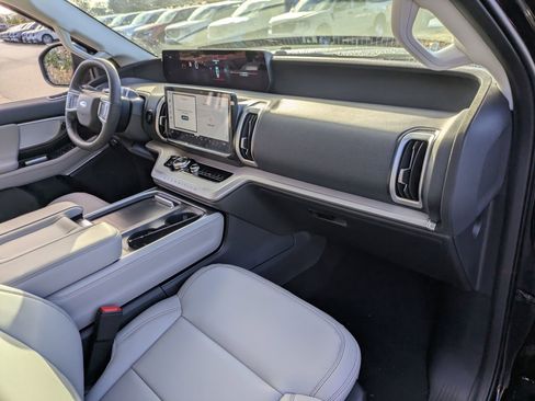 New 2025 Ford Expedition Active image 34