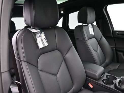 Certified 2025 Porsche Macan AWD/4WD image 19