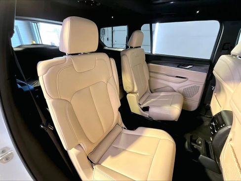 Used 2025 Jeep Grand Cherokee L Limited w/ Black Appearance Package AWD/4WD image 20