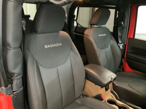 Used 2017 Jeep Wrangler Sahara w/ Connectivity Group AWD/4WD image 7