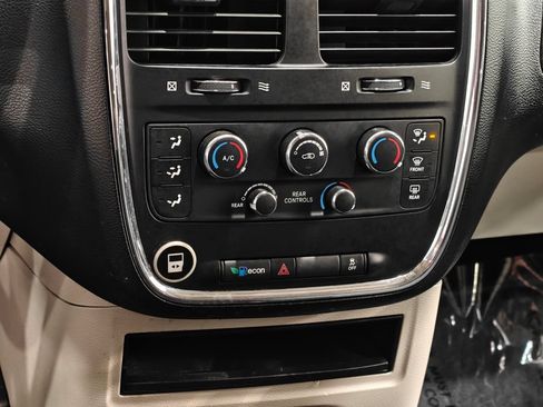 Used 2012 Dodge Grand Caravan SXT FWD image 8