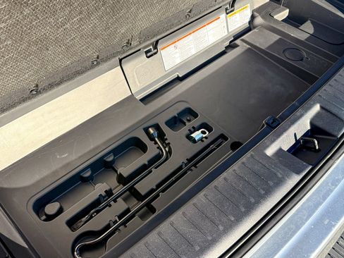 Used 2021 Toyota Highlander XLE image 13