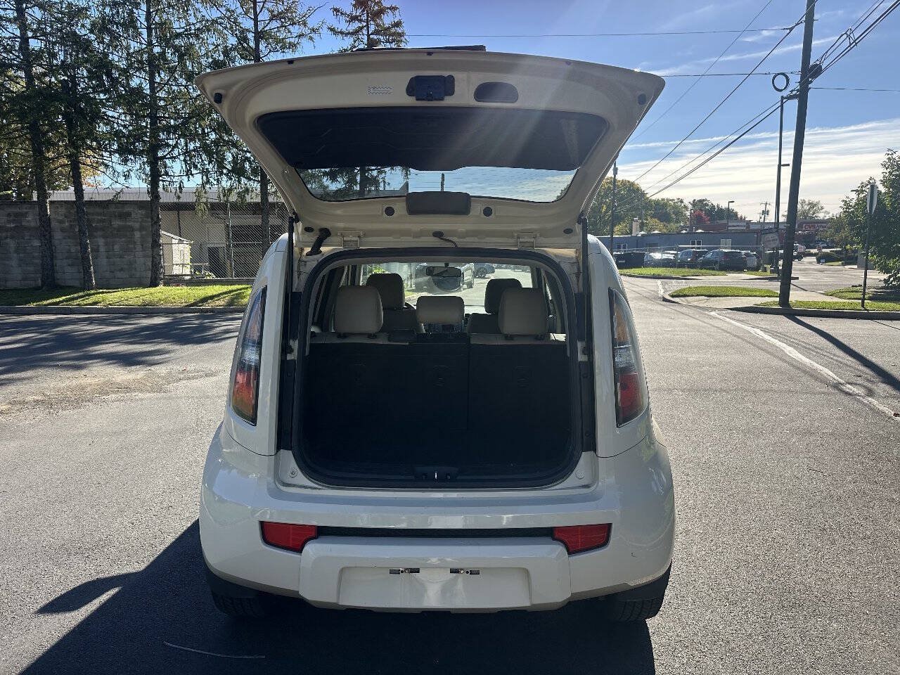Used 2011 Kia Soul ! FWD image 6