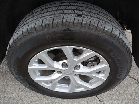 Used 2023 Jeep Grand Cherokee Limited image 26