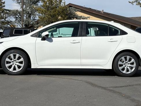Used 2021 Toyota Corolla LE image 3