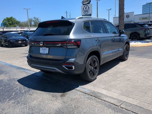 New 2026 Volkswagen Taos SE FWD image 4
