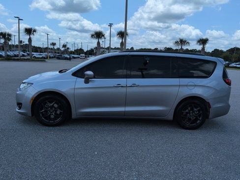 Used 2019 Chrysler Pacifica Touring-L w/ Premium Audio Group FWD image 8
