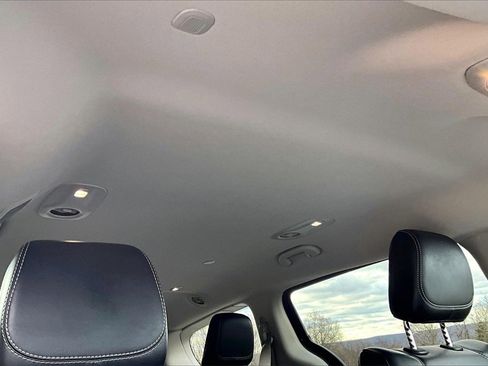 Used 2023 Chrysler Pacifica Touring-L image 20