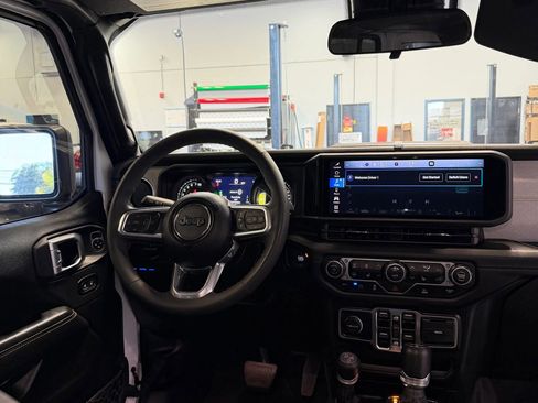 Used 2024 Jeep Wrangler Unlimited Sahara image 13