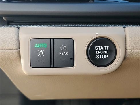 Certified 2025 Porsche Panamera image 33