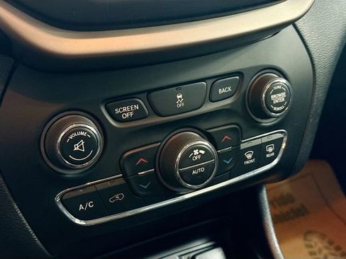 Used 2016 Jeep Cherokee Limited image 17