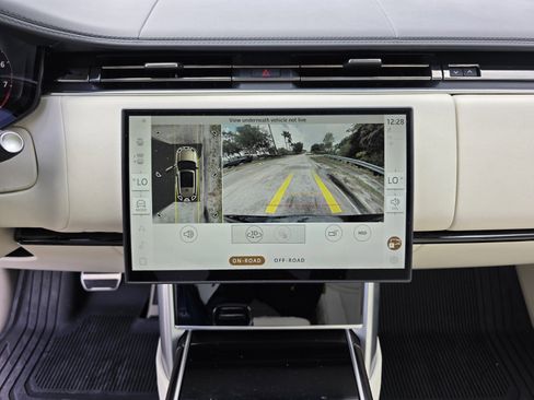Used 2025 Land Rover Range Rover SE image 20