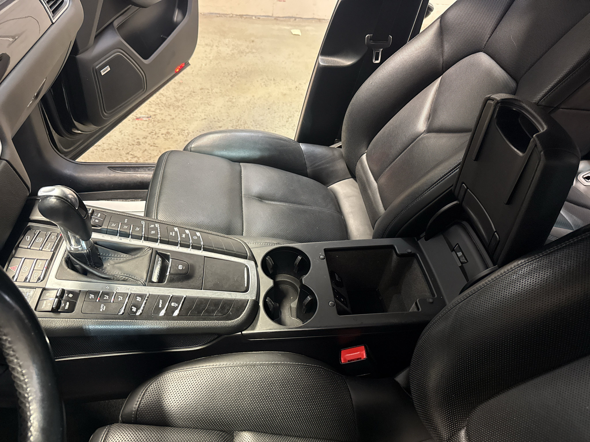 Used 2018 Porsche Macan AWD/4WD image 23