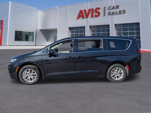 Used 2023 Chrysler Pacifica Touring-L image 10