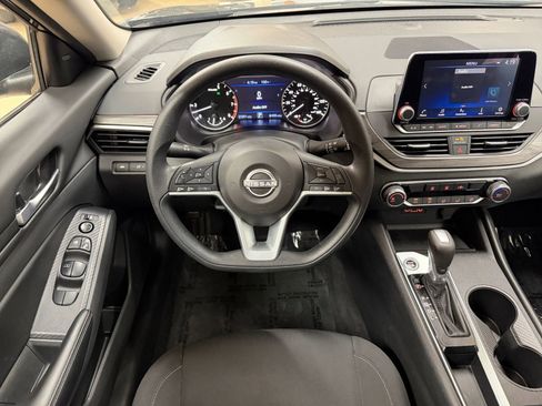 Used 2025 Nissan Altima 2.5 SV FWD image 34