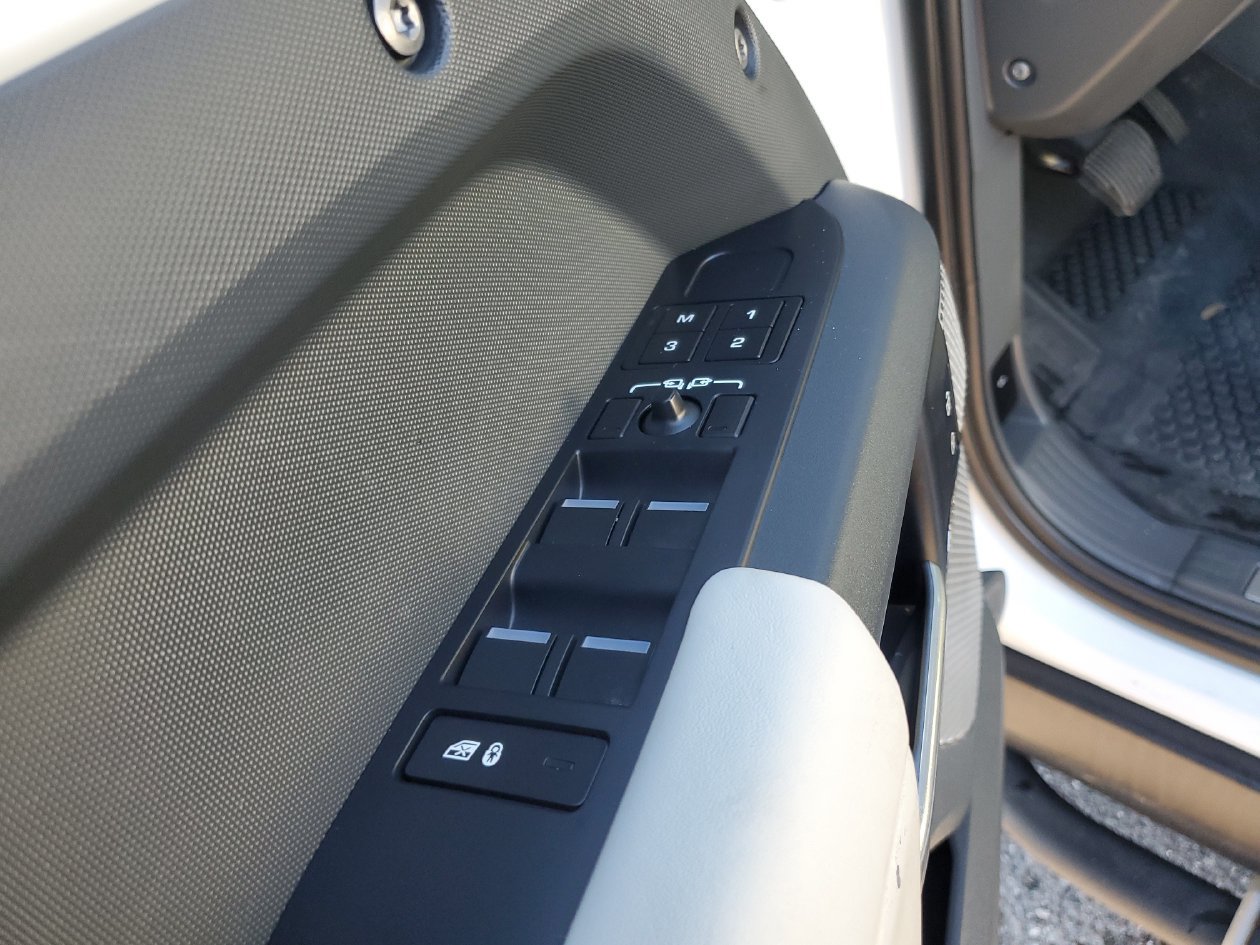 Used 2023 Land Rover Defender 130 X-Dynamic SE AWD/4WD image 17