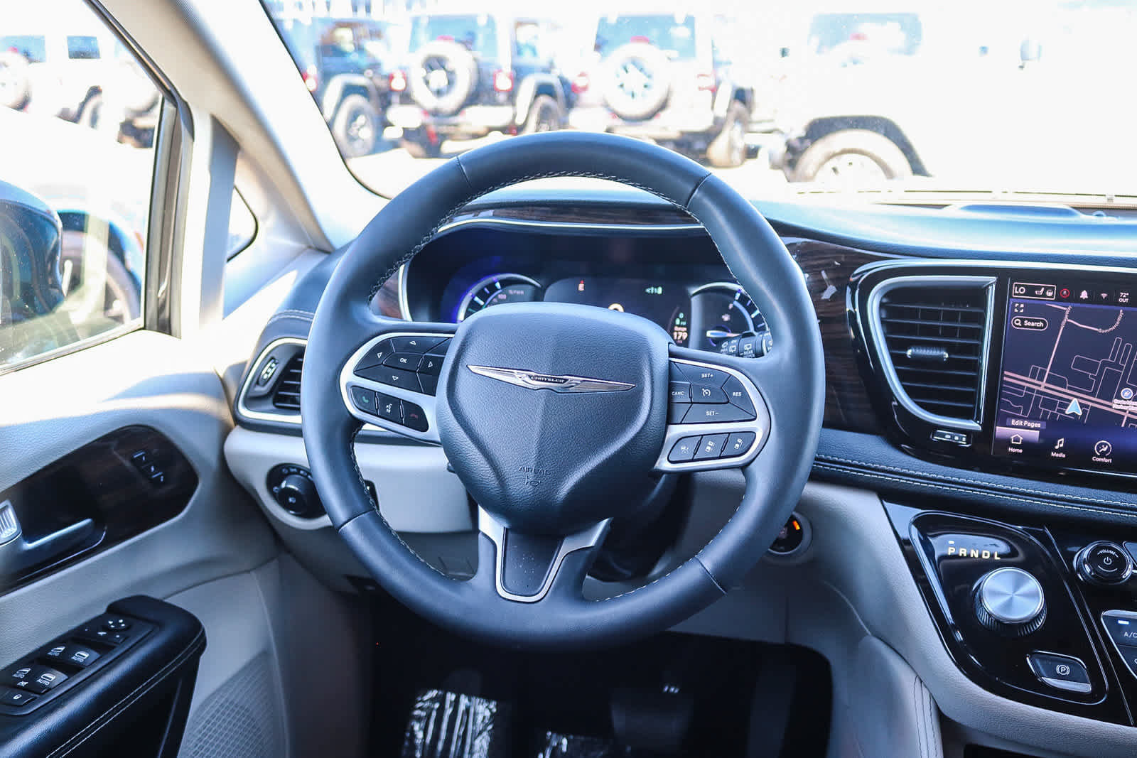 Used 2023 Chrysler Pacifica Limited FWD image 15
