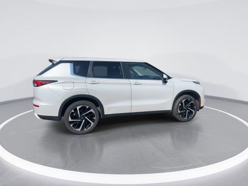 Used 2024 Mitsubishi Outlander SE Black Edition image 10