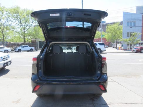 Used 2020 Toyota Highlander XLE AWD/4WD image 23