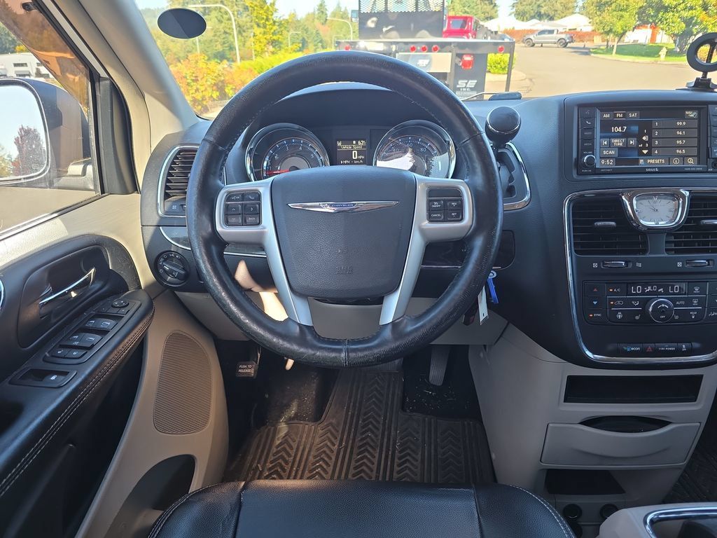 Used 2016 Chrysler Town & Country Touring w/ Driver Convenience Group FWD image 7