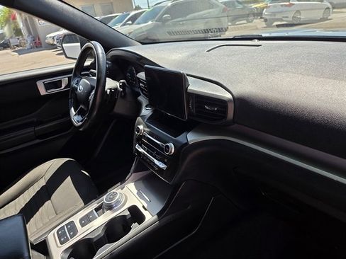 Used 2020 Ford Explorer XLT image 4