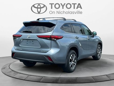 Used 2020 Toyota Highlander XLE AWD/4WD image 7
