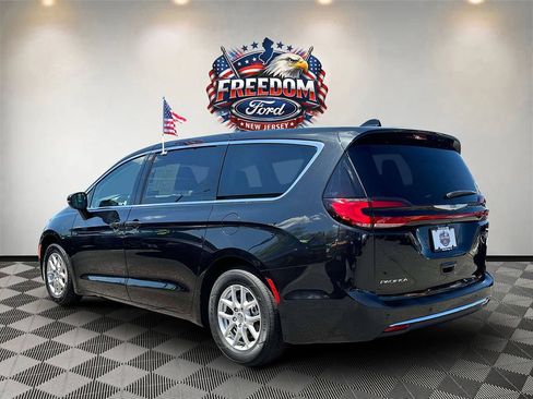 Used 2023 Chrysler Pacifica Touring-L FWD image 5