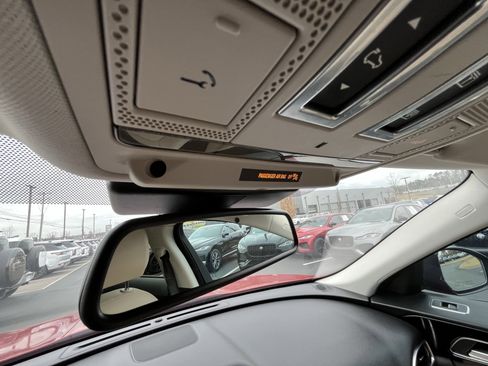 Used 2018 Jaguar F-PACE Premium image 24