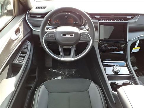 New 2025 Jeep Grand Cherokee Altitude image 10