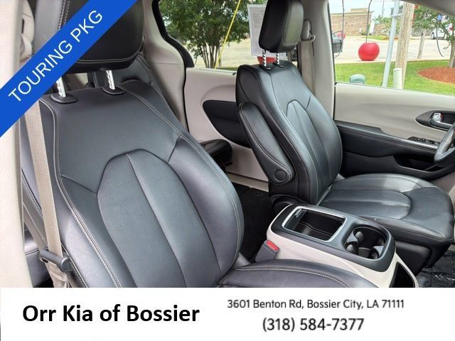Used 2024 Chrysler Pacifica Touring-L FWD image 24